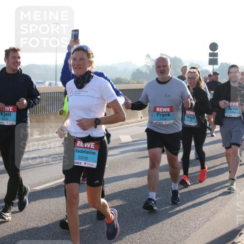 03.10.2025 - Köhlbrandbrückenlauf Lena Gebhardt http://msf.ph/oto/9043037 03.10.2025 09:26:23 Position 1 2624, 2319, 1704, 1136, 1254 meine-sportfotos.de