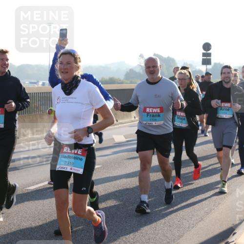03.10.2025 - Köhlbrandbrückenlauf Lena Gebhardt http://msf.ph/oto/9043039 03.10.2025 09:26:23 Position 1 2624, 2319, 1704, 1136, 1254 meine-sportfotos.de