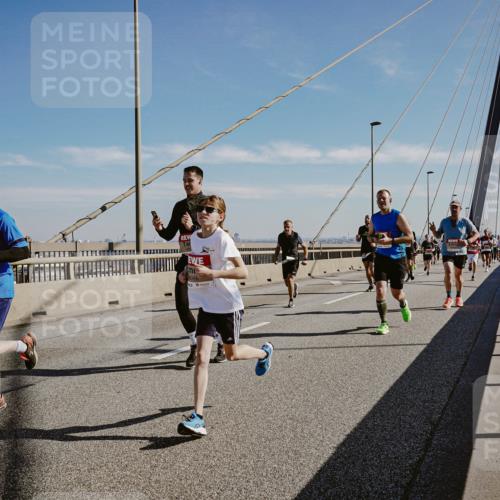 03.10.2025 - Köhlbrandbrückenlauf Michael Burmester http://msf.ph/oto/9043043 03.10.2025 12:24:28 Position 1 4214 meine-sportfotos.de