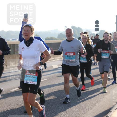 03.10.2025 - Köhlbrandbrückenlauf Lena Gebhardt http://msf.ph/oto/9043045 03.10.2025 09:26:23 Position 1 2624, 2319, 1704, 1136, 1254 meine-sportfotos.de