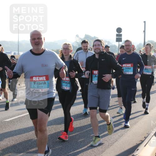 03.10.2025 - Köhlbrandbrückenlauf Lena Gebhardt http://msf.ph/oto/9043079 03.10.2025 09:26:24 Position 1 33, 2345, 1704, 1136, 12, 2509, 3660 meine-sportfotos.de