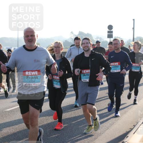03.10.2025 - Köhlbrandbrückenlauf Lena Gebhardt http://msf.ph/oto/9043093 03.10.2025 09:26:24 Position 1 455, 1704, 1136, 1254, 2509 meine-sportfotos.de