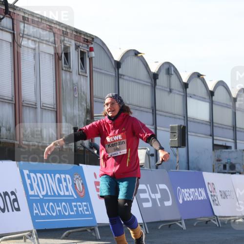 03.10.2025 - Köhlbrandbrückenlauf Luisa Fischer http://msf.ph/oto/9043109 03.10.2025 13:37:58 Ziel 4014, 5305, 5409, 5420, 6295 meine-sportfotos.de