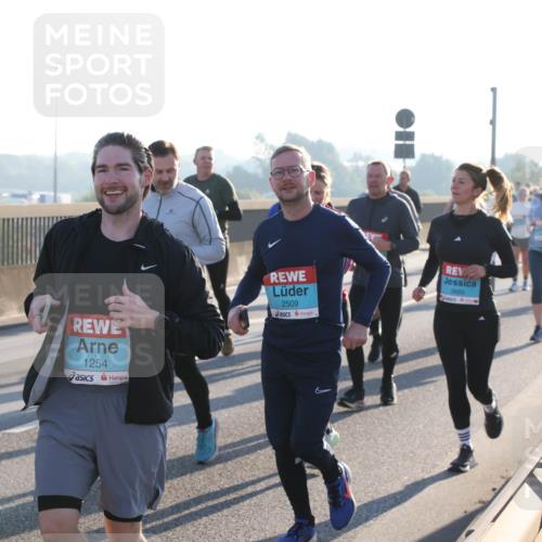 03.10.2025 - Köhlbrandbrückenlauf Lena Gebhardt http://msf.ph/oto/9043119 03.10.2025 09:26:25 Position 1 113, 1254, 2509, 3660 meine-sportfotos.de