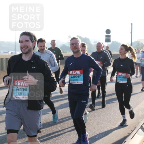 03.10.2025 - Köhlbrandbrückenlauf Lena Gebhardt http://msf.ph/oto/9043124 03.10.2025 09:26:25 Position 1 1254, 2509, 3660 meine-sportfotos.de