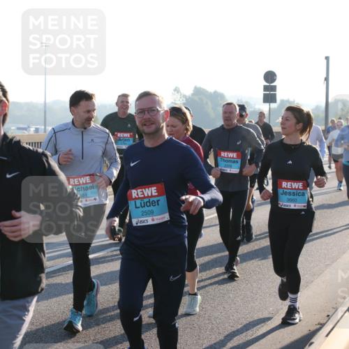 03.10.2025 - Köhlbrandbrückenlauf Lena Gebhardt http://msf.ph/oto/9043131 03.10.2025 09:26:25 Position 1 2308, 1254, 661, 2509, 3660 meine-sportfotos.de