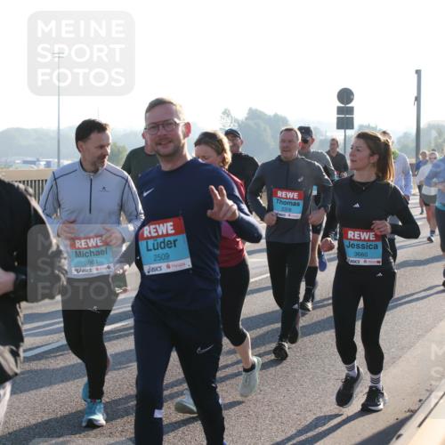 03.10.2025 - Köhlbrandbrückenlauf Lena Gebhardt http://msf.ph/oto/9043140 03.10.2025 09:26:26 Position 1 1254, 3661, 2509, 2308, 3660 meine-sportfotos.de