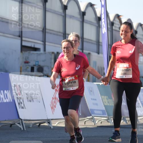 03.10.2025 - Köhlbrandbrückenlauf Luisa Fischer http://msf.ph/oto/9043163 03.10.2025 13:38:03 Ziel 5188, 5343, 5409, 5632, 6515 meine-sportfotos.de