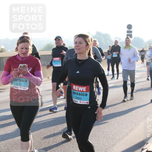 03.10.2025 - Köhlbrandbrückenlauf Lena Gebhardt http://msf.ph/oto/9043175 03.10.2025 09:26:27 Position 1 2782, 2028, 3660 meine-sportfotos.de