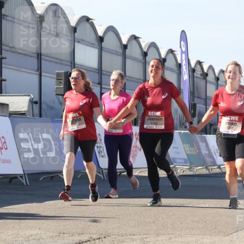 03.10.2025 - Köhlbrandbrückenlauf Luisa Fischer http://msf.ph/oto/9043179 03.10.2025 13:38:04 Ziel 5188, 5343, 5409, 5632, 6515 meine-sportfotos.de