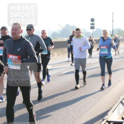 03.10.2025 - Köhlbrandbrückenlauf Lena Gebhardt http://msf.ph/oto/9043199 03.10.2025 09:26:27 Position 1 60, 2300 meine-sportfotos.de