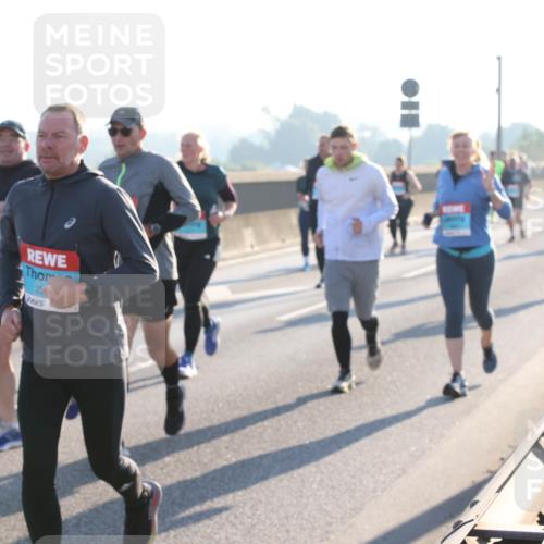 03.10.2025 - Köhlbrandbrückenlauf Lena Gebhardt http://msf.ph/oto/9043204 03.10.2025 09:26:27 Position 1 20 meine-sportfotos.de