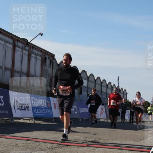 03.10.2025 - Köhlbrandbrückenlauf Luisa Fischer http://msf.ph/oto/9043252 03.10.2025 13:38:18 Ziel 4435, 5139, 5335, 5509, 5632, 6581, 6582, 6583 meine-sportfotos.de