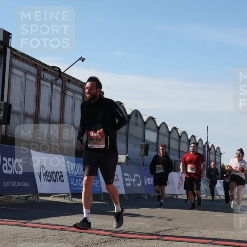 03.10.2025 - Köhlbrandbrückenlauf Luisa Fischer http://msf.ph/oto/9043256 03.10.2025 13:38:18 Ziel 4435, 5139, 5335, 5509, 5632, 6581, 6582, 6583 meine-sportfotos.de