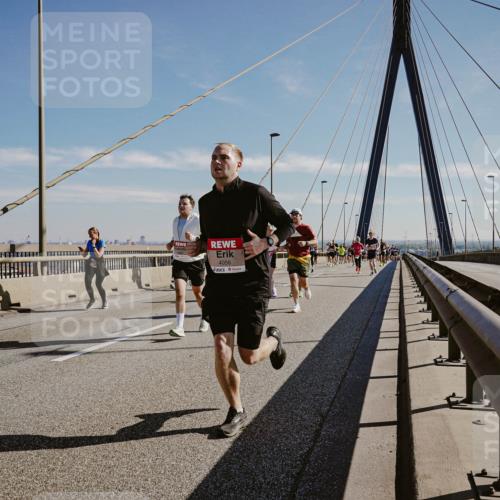 03.10.2025 - Köhlbrandbrückenlauf Michael Burmester http://msf.ph/oto/9043267 03.10.2025 12:24:46 Position 1 4056 meine-sportfotos.de
