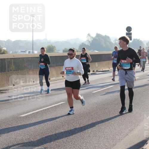 03.10.2025 - Köhlbrandbrückenlauf Lena Gebhardt http://msf.ph/oto/9043275 03.10.2025 09:26:31 Position 1 2, 2340, 3291 meine-sportfotos.de
