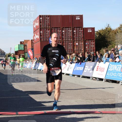 03.10.2025 - Köhlbrandbrückenlauf Lena Gebhardt http://msf.ph/oto/9043289 03.10.2025 12:59:31 Ziel 4108, 4119, 4475, 4940, 6060, 6325, 6666 meine-sportfotos.de