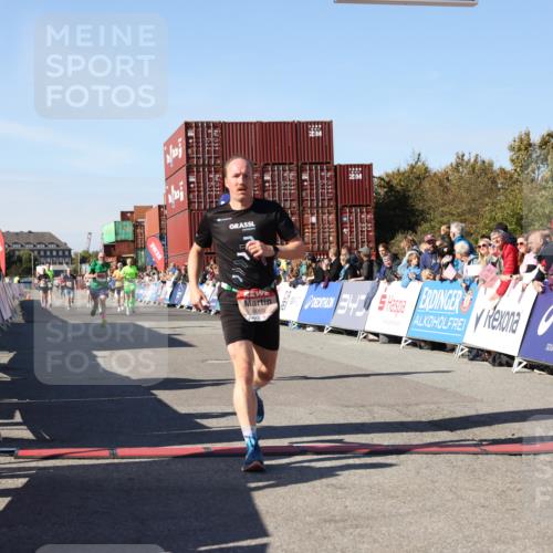 03.10.2025 - Köhlbrandbrückenlauf Lena Gebhardt http://msf.ph/oto/9043295 03.10.2025 12:59:31 Ziel 4108, 4119, 4475, 4940, 6060, 6325, 6666 meine-sportfotos.de