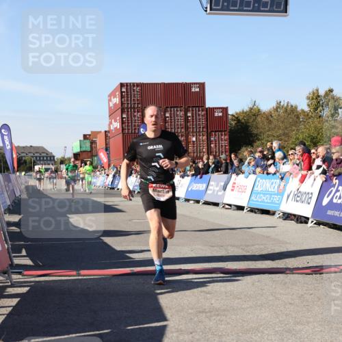 03.10.2025 - Köhlbrandbrückenlauf Lena Gebhardt http://msf.ph/oto/9043299 03.10.2025 12:59:31 Ziel 4108, 4119, 4475, 4940, 6060, 6325, 6666 meine-sportfotos.de