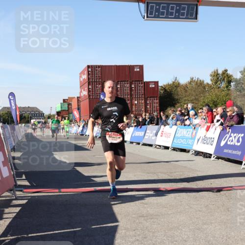 03.10.2025 - Köhlbrandbrückenlauf Lena Gebhardt http://msf.ph/oto/9043307 03.10.2025 12:59:31 Ziel 4108, 4119, 4475, 4940, 6060, 6325, 6666 meine-sportfotos.de