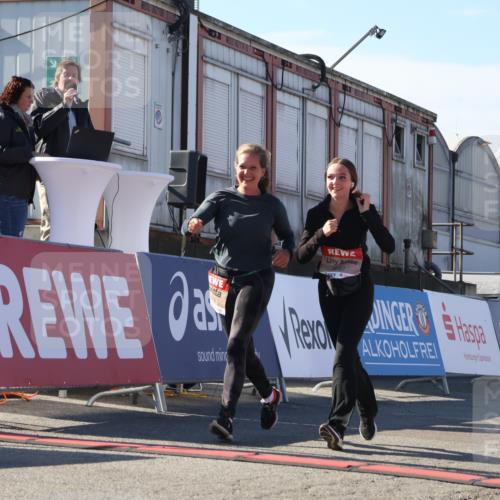03.10.2025 - Köhlbrandbrückenlauf Luisa Fischer http://msf.ph/oto/9043350 03.10.2025 13:38:27 Ziel 4697, 5139, 5335, 5439, 5509, 6581, 6582, 6583 meine-sportfotos.de