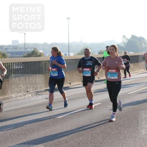 03.10.2025 - Köhlbrandbrückenlauf Lena Gebhardt http://msf.ph/oto/9043360 03.10.2025 09:26:35 Position 1 1728, 2497, 2498, 2240 meine-sportfotos.de
