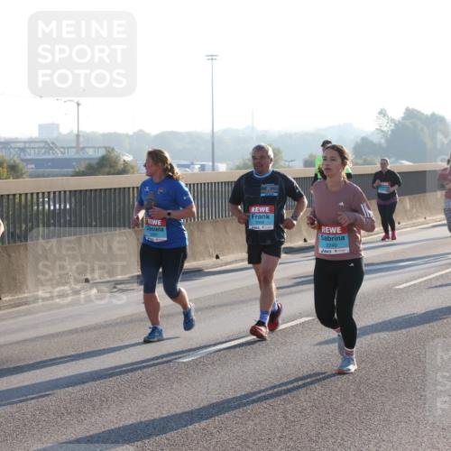 03.10.2025 - Köhlbrandbrückenlauf Lena Gebhardt http://msf.ph/oto/9043371 03.10.2025 09:26:35 Position 1 1728, 2497, 2498, 2240 meine-sportfotos.de