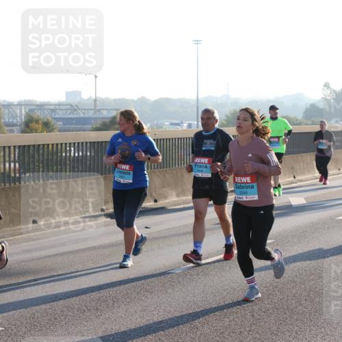 03.10.2025 - Köhlbrandbrückenlauf Lena Gebhardt http://msf.ph/oto/9043379 03.10.2025 09:26:36 Position 1 1728, 2497, 2498, 2240 meine-sportfotos.de