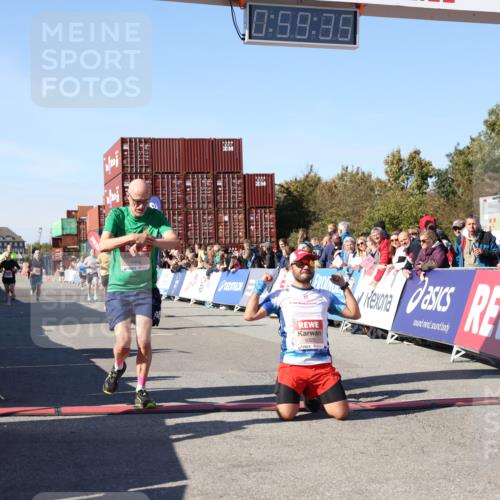 03.10.2025 - Köhlbrandbrückenlauf Lena Gebhardt http://msf.ph/oto/9043396 03.10.2025 12:59:35 Ziel 4111, 4119, 4215, 4270, 4475, 6060, 6325, 6364, 6616, 6666, 6754 meine-sportfotos.de