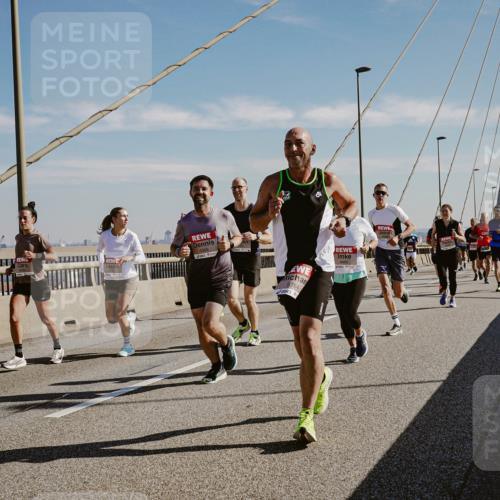 03.10.2025 - Köhlbrandbrückenlauf Michael Burmester http://msf.ph/oto/9043400 03.10.2025 12:24:57 Position 1  meine-sportfotos.de