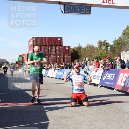 03.10.2025 - Köhlbrandbrückenlauf Lena Gebhardt http://msf.ph/oto/9043401 03.10.2025 12:59:36 Ziel 4111, 4119, 4215, 4270, 4475, 6060, 6325, 6364, 6616, 6654, 6666, 6754 meine-sportfotos.de
