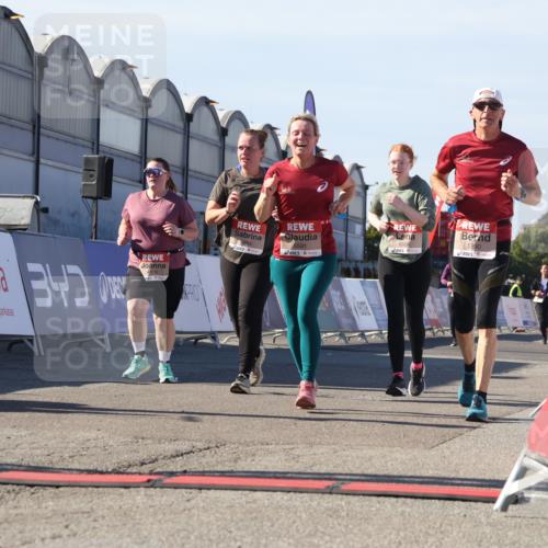 03.10.2025 - Köhlbrandbrückenlauf Luisa Fischer http://msf.ph/oto/9043412 03.10.2025 13:38:33 Ziel 4697, 4884, 5439, 5509, 5564, 5590, 5591, 6179, 6201, 6581, 6583 meine-sportfotos.de