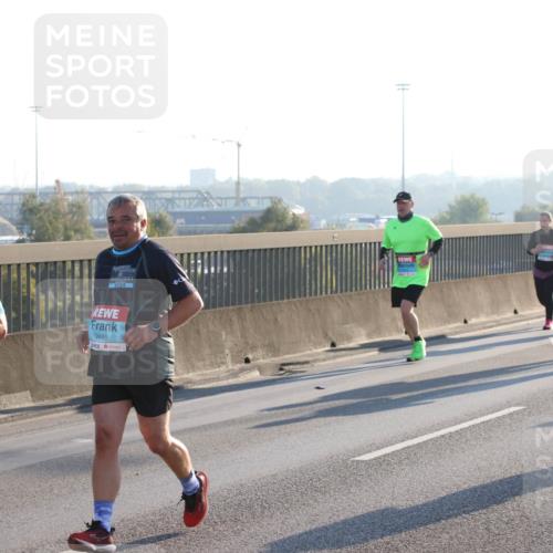 03.10.2025 - Köhlbrandbrückenlauf Lena Gebhardt http://msf.ph/oto/9043423 03.10.2025 09:26:37 Position 1 2024, 2498 meine-sportfotos.de