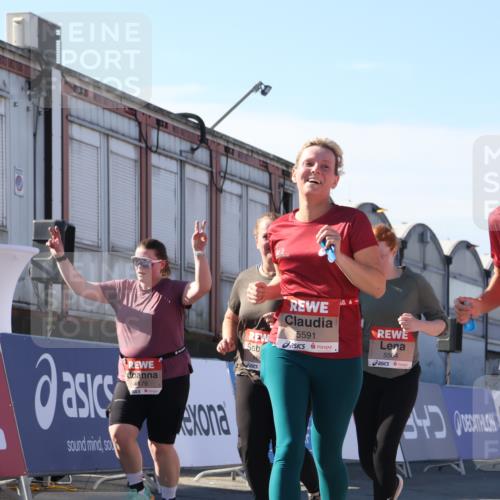 03.10.2025 - Köhlbrandbrückenlauf Luisa Fischer http://msf.ph/oto/9043454 03.10.2025 13:38:36 Ziel 4697, 4884, 5439, 5564, 5590, 5591, 6179, 6201 meine-sportfotos.de