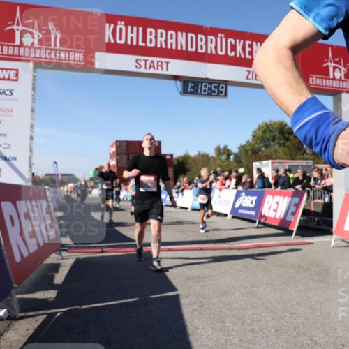 03.10.2025 - Köhlbrandbrückenlauf Lena Gebhardt http://msf.ph/oto/9043457 03.10.2025 13:19:00 Ziel 4556, 4630, 4676, 4756, 4889, 5027, 5304, 5449, 5974, 6117, 6127, 6267, 6475, 6573, 6795 meine-sportfotos.de
