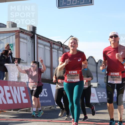 03.10.2025 - Köhlbrandbrückenlauf Luisa Fischer http://msf.ph/oto/9043459 03.10.2025 13:38:36 Ziel 4697, 4884, 5439, 5564, 5590, 5591, 6179, 6201 meine-sportfotos.de