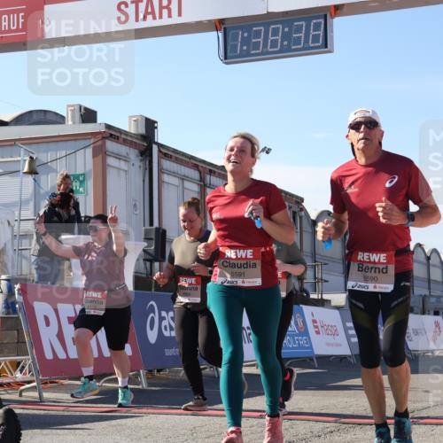 03.10.2025 - Köhlbrandbrückenlauf Luisa Fischer http://msf.ph/oto/9043463 03.10.2025 13:38:36 Ziel 4697, 4884, 5439, 5564, 5590, 5591, 6179, 6201 meine-sportfotos.de
