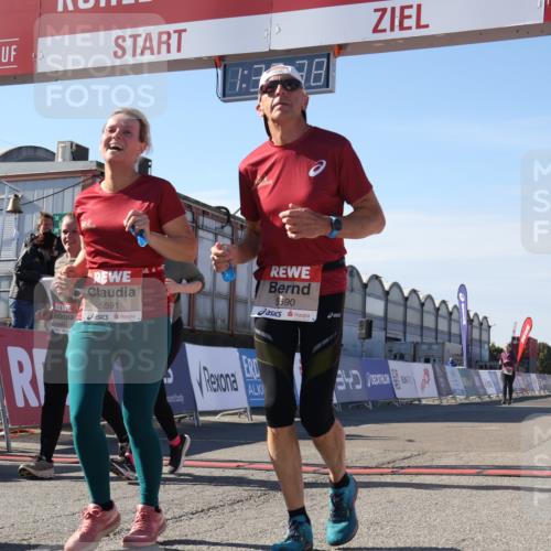 03.10.2025 - Köhlbrandbrückenlauf Luisa Fischer http://msf.ph/oto/9043475 03.10.2025 13:38:37 Ziel 4697, 4884, 5439, 5564, 5590, 5591, 6179, 6201 meine-sportfotos.de