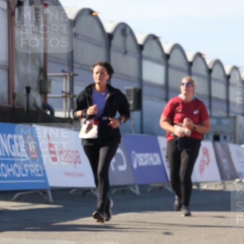 03.10.2025 - Köhlbrandbrückenlauf Luisa Fischer http://msf.ph/oto/9043479 03.10.2025 13:38:48 Ziel 4723, 5529, 5533, 6640 meine-sportfotos.de