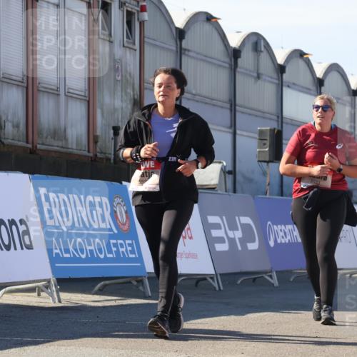 03.10.2025 - Köhlbrandbrückenlauf Luisa Fischer http://msf.ph/oto/9043495 03.10.2025 13:38:49 Ziel 4723, 5529, 5533, 6640 meine-sportfotos.de