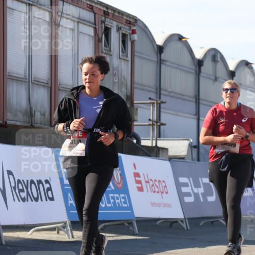 03.10.2025 - Köhlbrandbrückenlauf Luisa Fischer http://msf.ph/oto/9043508 03.10.2025 13:38:49 Ziel 4723, 5529, 5533, 6640 meine-sportfotos.de