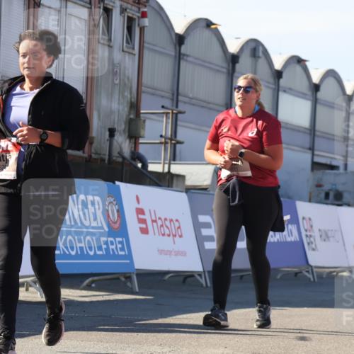 03.10.2025 - Köhlbrandbrückenlauf Luisa Fischer http://msf.ph/oto/9043511 03.10.2025 13:38:50 Ziel 4723, 5529, 5533, 6640 meine-sportfotos.de