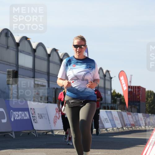 03.10.2025 - Köhlbrandbrückenlauf Luisa Fischer http://msf.ph/oto/9043531 03.10.2025 13:38:51 Ziel 4723, 5529, 5533, 5584, 6030, 6640 meine-sportfotos.de
