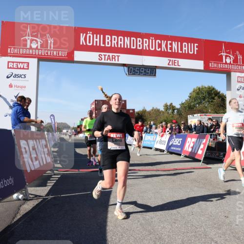 03.10.2025 - Köhlbrandbrückenlauf Lena Gebhardt http://msf.ph/oto/9043559 03.10.2025 12:59:42 Ziel 4111, 4215, 4270, 4475, 6142, 6254, 6325, 6364, 6601, 6616, 6654, 6666, 6754 meine-sportfotos.de