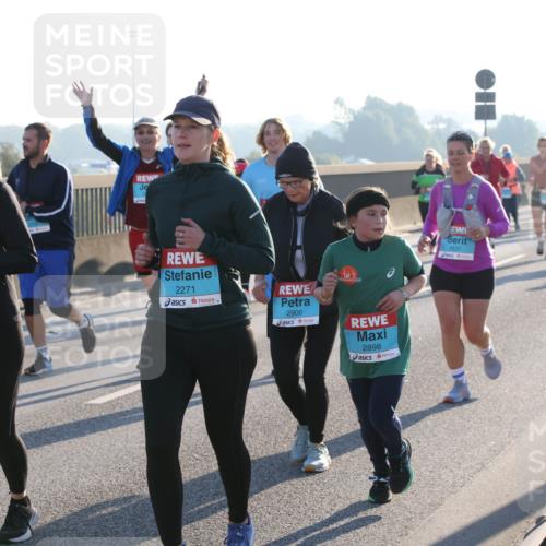 03.10.2025 - Köhlbrandbrückenlauf Lena Gebhardt http://msf.ph/oto/9043637 03.10.2025 09:26:46 Position 1 2284, 2271, 2900, 2898, 2637 meine-sportfotos.de