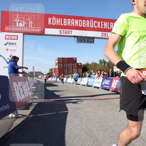 03.10.2025 - Köhlbrandbrückenlauf Lena Gebhardt http://msf.ph/oto/9043650 03.10.2025 12:59:44 Ziel 4074, 4111, 4215, 4270, 4475, 6142, 6254, 6364, 6601, 6616, 6654, 6666, 6754 meine-sportfotos.de