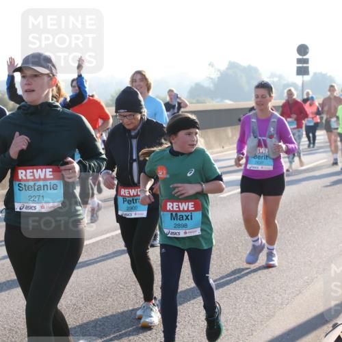 03.10.2025 - Köhlbrandbrückenlauf Lena Gebhardt http://msf.ph/oto/9043654 03.10.2025 09:26:46 Position 1 2271, 2900, 2898, 2637 meine-sportfotos.de