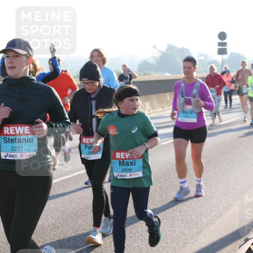 03.10.2025 - Köhlbrandbrückenlauf Lena Gebhardt http://msf.ph/oto/9043659 03.10.2025 09:26:46 Position 1 2271, 29, 2898, 2637 meine-sportfotos.de