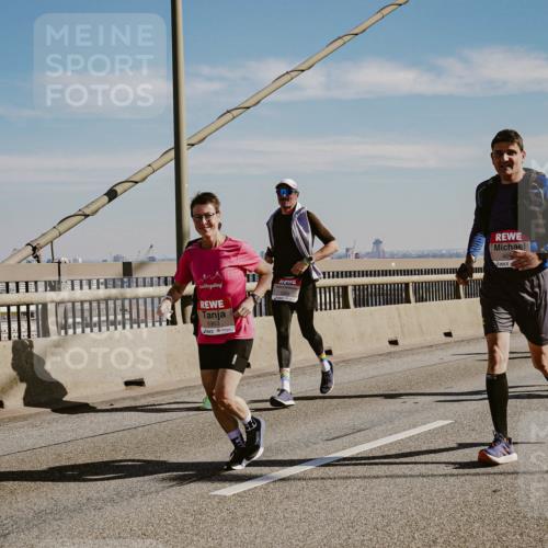 03.10.2025 - Köhlbrandbrückenlauf Michael Burmester http://msf.ph/oto/9043663 03.10.2025 12:25:17 Position 1 68, 5963, 465 meine-sportfotos.de