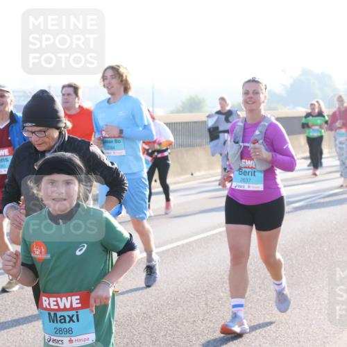 03.10.2025 - Köhlbrandbrückenlauf Lena Gebhardt http://msf.ph/oto/9043673 03.10.2025 09:26:47 Position 1 2384, 2637, 2898 meine-sportfotos.de